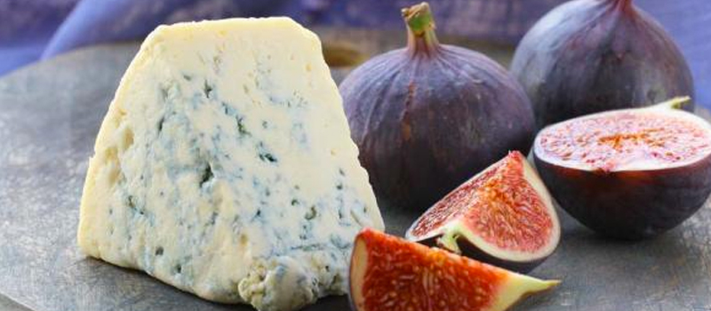 Queso azul con vino dulce.